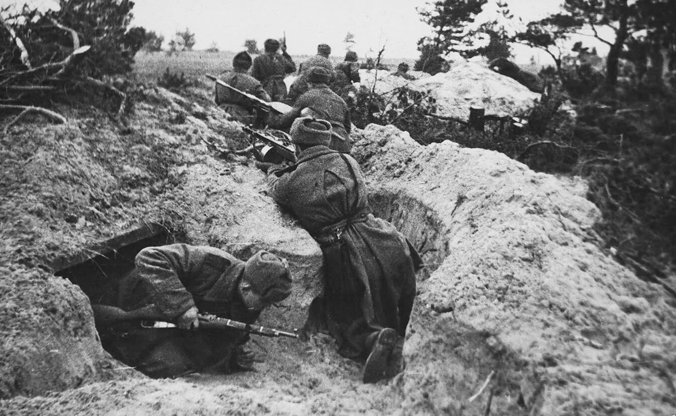1944 год сражения. Бойцы красной армии 1941-1945 в грязи.