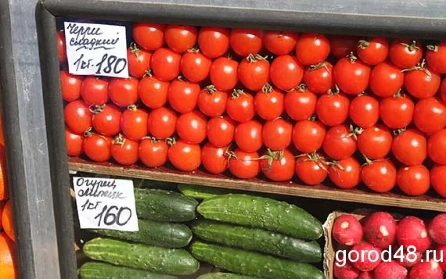Сколько стоит помидоры в магазинах. Помидоры на рынке. Огурцы и помидоры на прилавке. Рынок помидоры огурцы. Помидоры на рынке ценник.