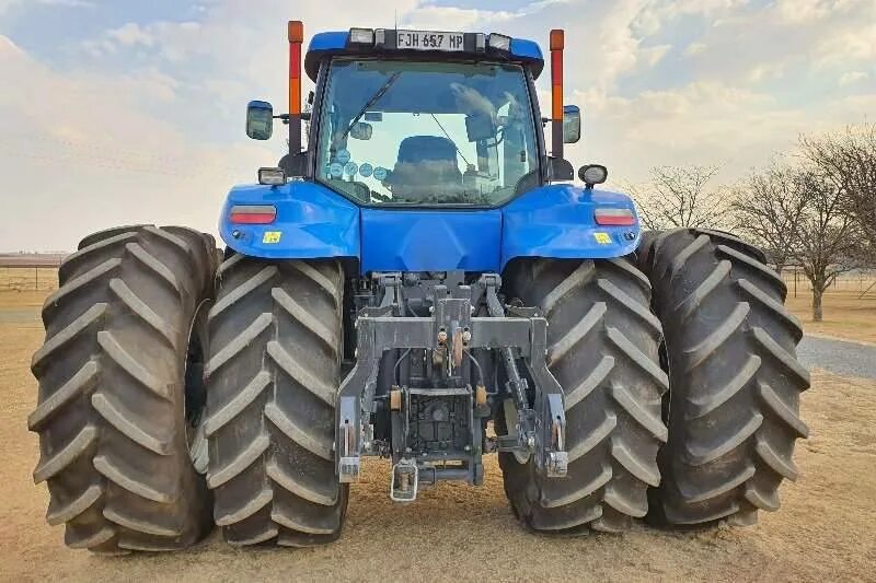 Двигатель new holland. Трактор New Holland t8040. Нью Холланд трактор 8040. New Holland - 8040 трактор. T8040.