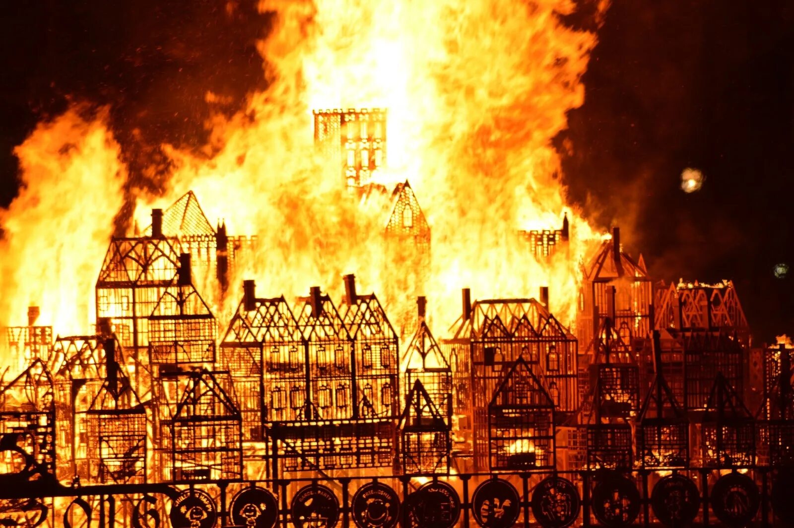 Великий пожар в лондоне в 1666. The great fire of london was. Great fire of london 1666. Лондон 1666 год. The great fire of london was.