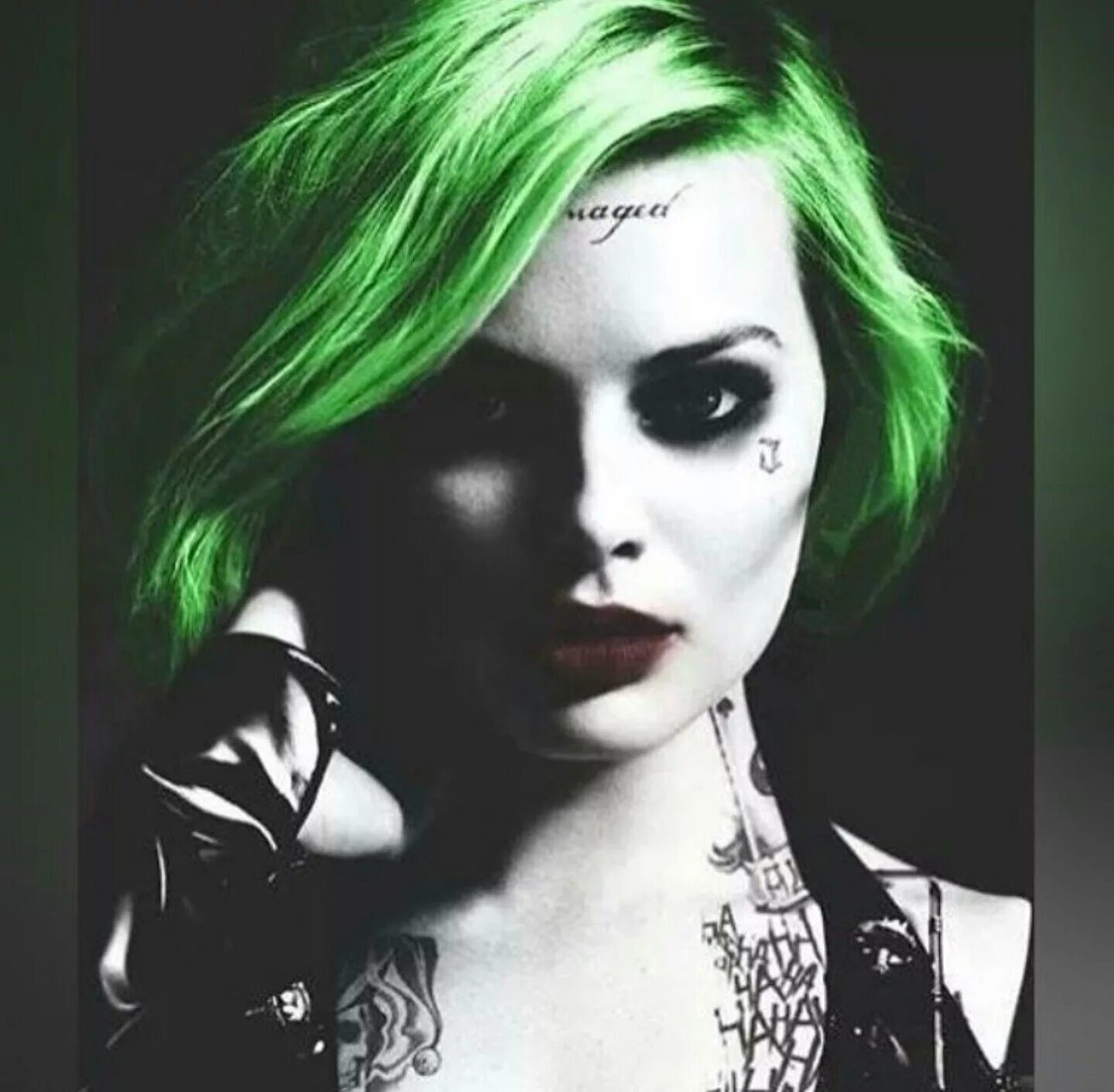 Харли и айви. Харли квин и ядовитый поющ. Харли квин зеленые волосы. Харли квинн зеленые волосы. Джокер косплей.