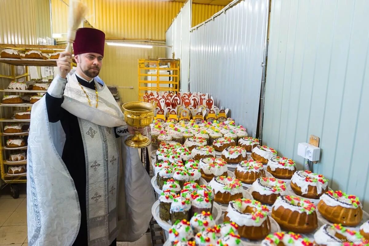 В какое время можно освятить. Куличи Новотихвинский монастырь. Освящение куличей на Пасху. Освещаем куличи в церкви. Освещение Пасхи в церкви.