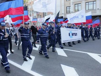Колонна демонстрантов