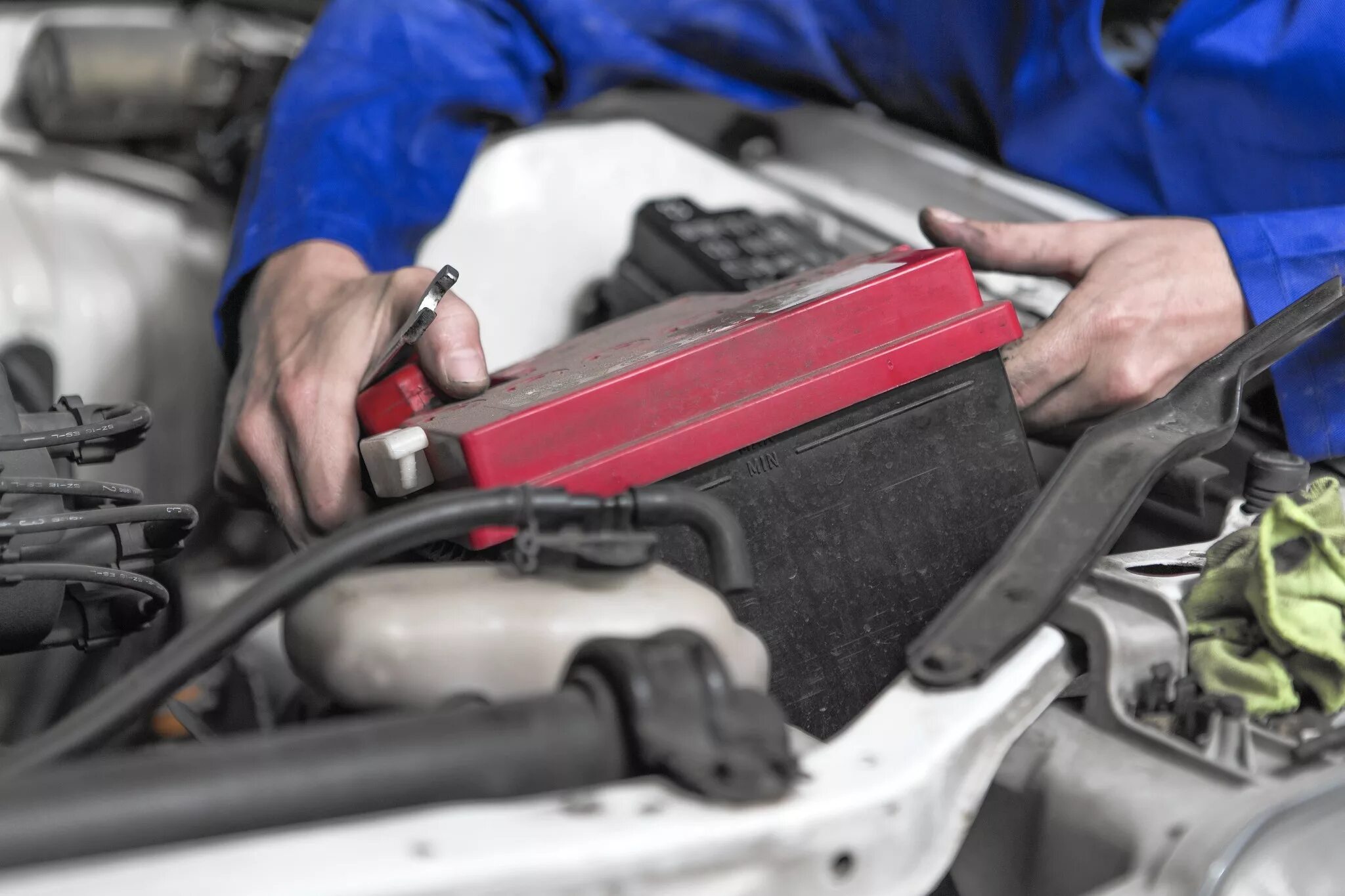 Замена аккумуляторов работа. Car battery. аккумулятор у авто сток. car battery change. замена аккумулятора автомобиля.