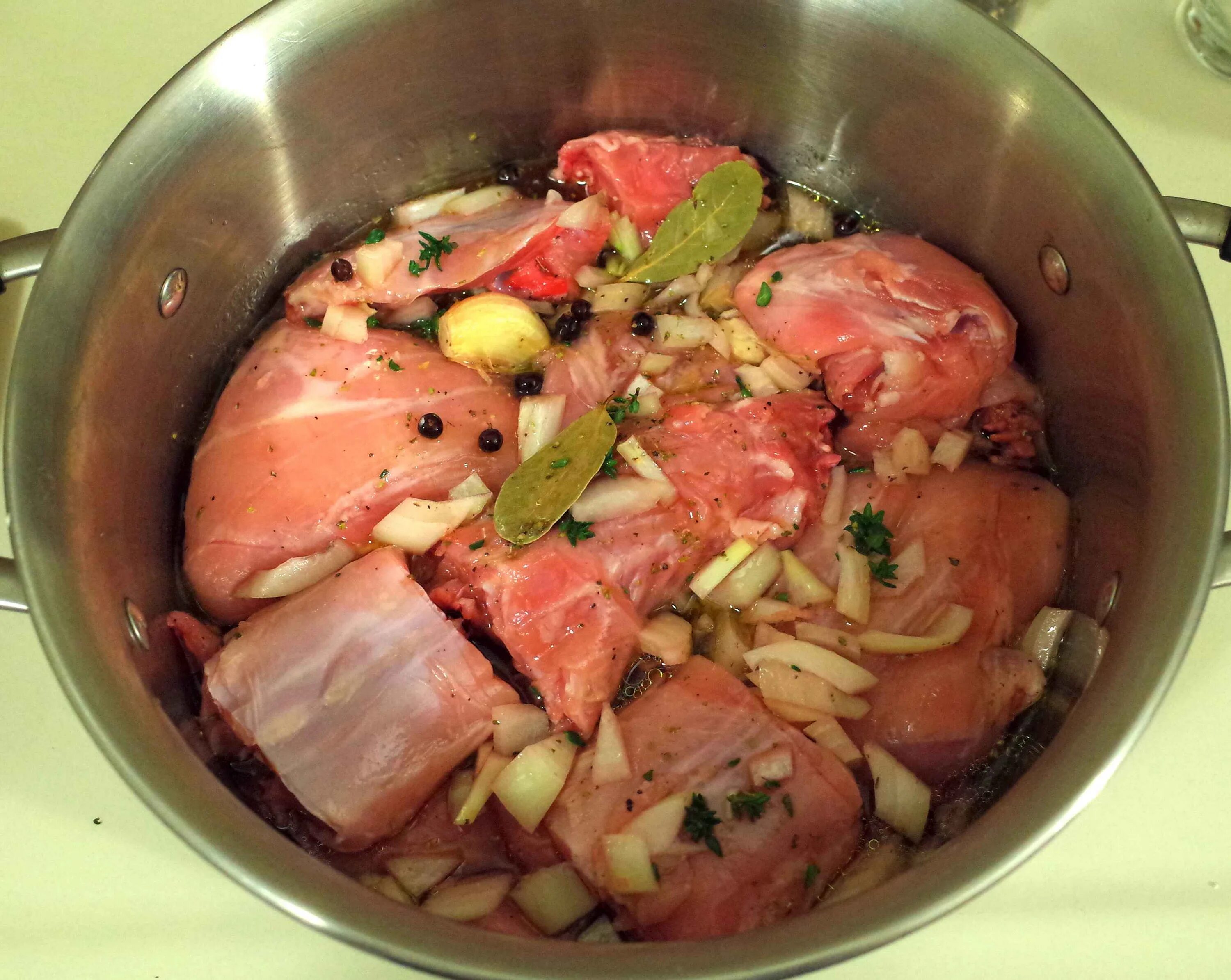 Приготовление мяса кролика мягким. Кролик в маринаде. крольчатина в духовке. маринованное мясо для тушения. мясо кролика в маринаде.