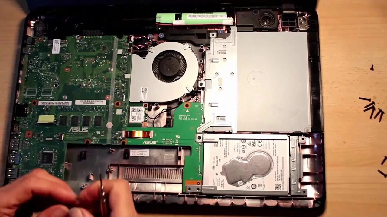 Asus X502 как снять крышку петель и не поломать! 