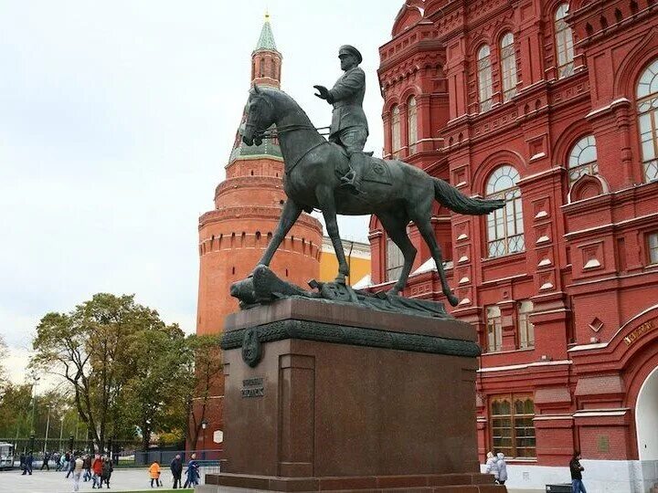 Памятник на манежной. Памятник жукову в москве на красной площади. Памятник маршалу жукову на красной площади. Памятник жукову в москве перед историческим музеем. Памятник жукову в москве на манежной площади.