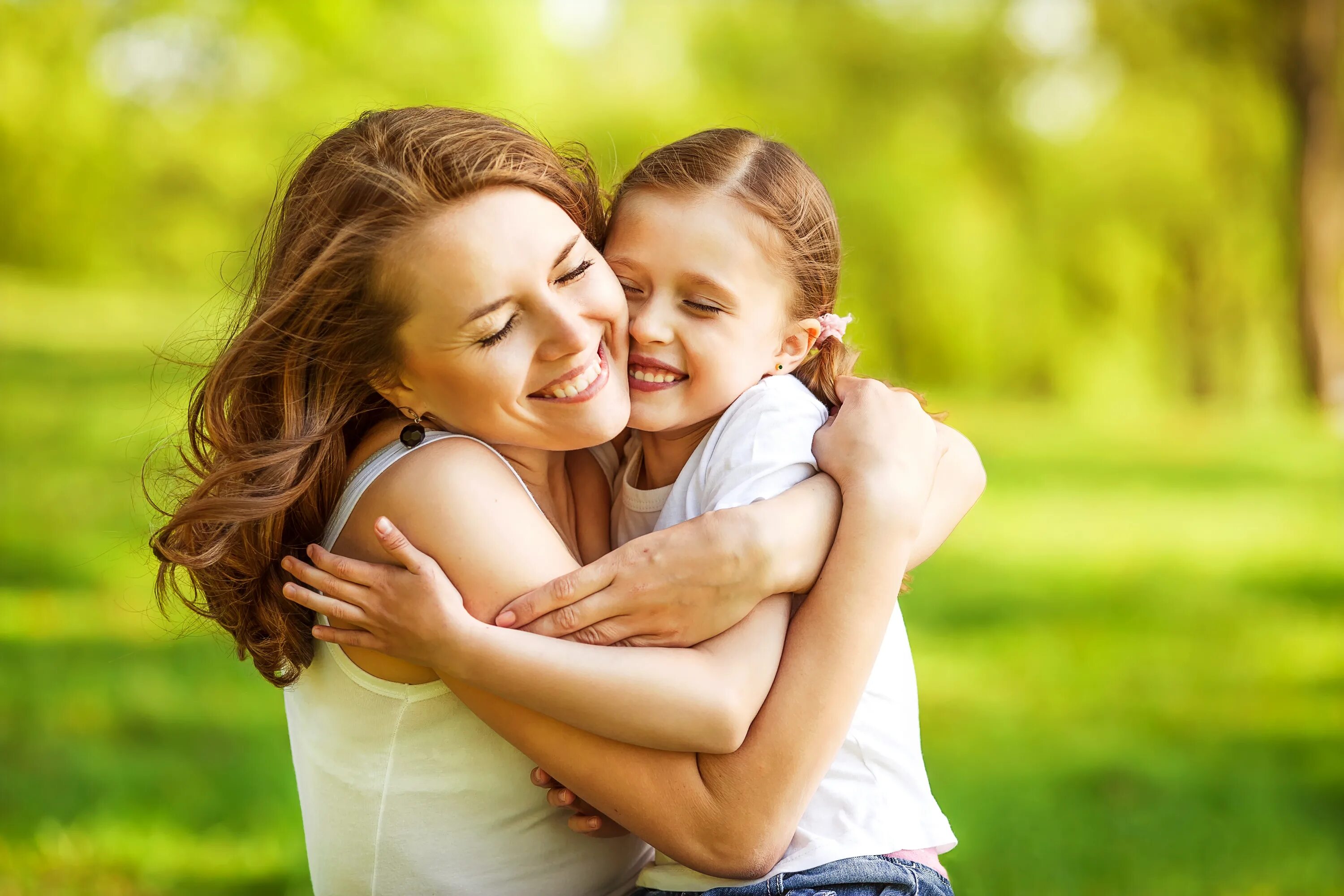 Happy daughter. Счастливая мама с ребенком. Мать обнимает ребенка. Дети обнимаются с родителями. Объятия детей.