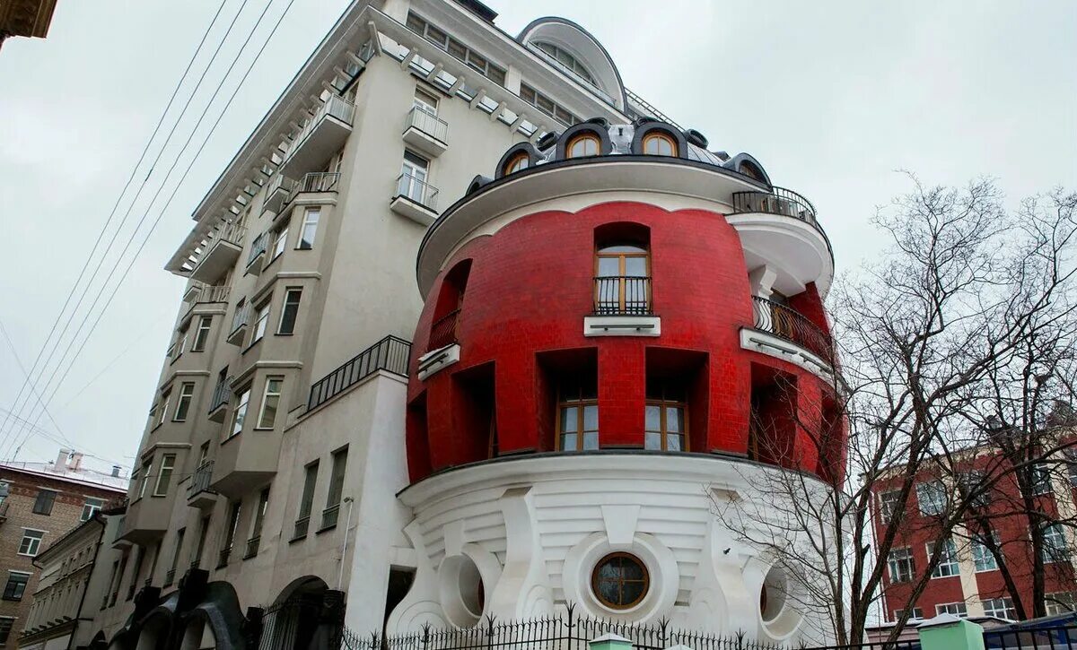 Самый знаменитый дом. Дом-яйцо в Москве на улице Машкова. Ул Машкова дом яйцо. Лужковская архитектура на Новослободская. Дом яйцо на чистых прудах.