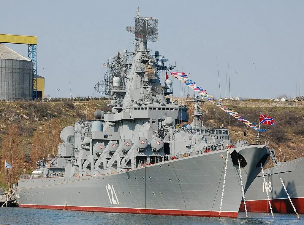 Гвардейский ракетный крейсер москва. Крейсер москва радары. Москва ракетный крейсер севастополь. Москва ракетный крейсер. Гвардейский ракетный крейсер москва.