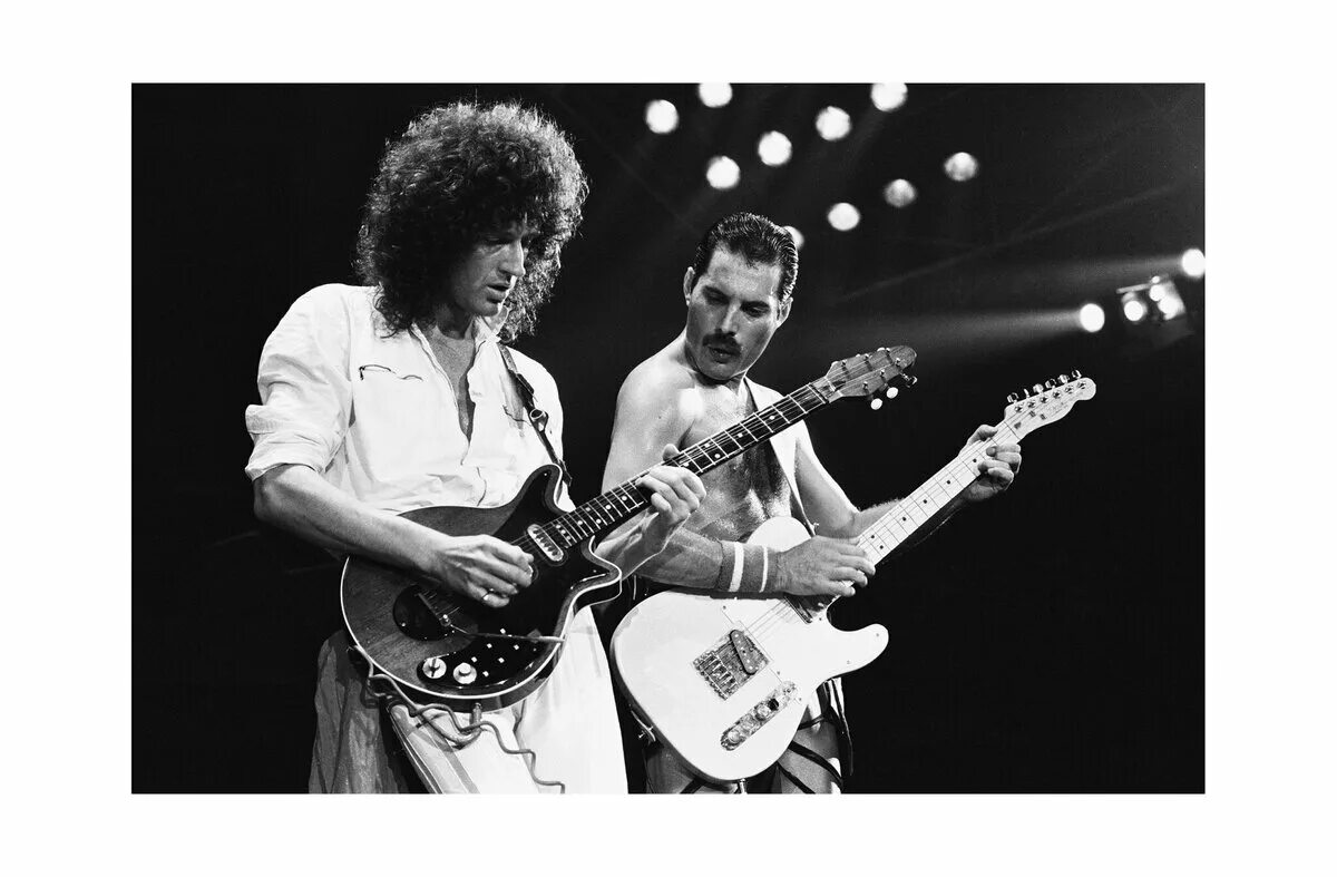 Группа квин песни фредди. Queen 1973. Брайан Мэй группа Queen с гитарой. Группа Queen show must go on. Queen Wembley 1986 фото.