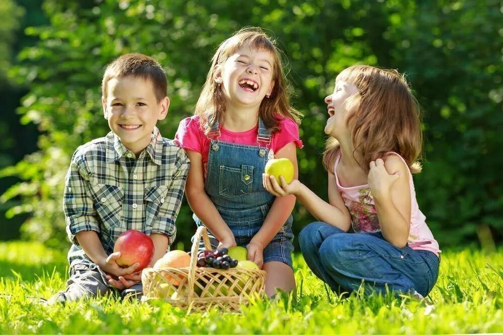 Kids be happy. Счастливый ребенок. Радостные дети. Радостные дети летом. Дети и природа.