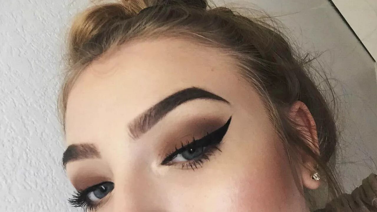 Брови домиком фото Someone Please Explain Halo Brows To Me Because... WTF? Halo brows, Instagram br