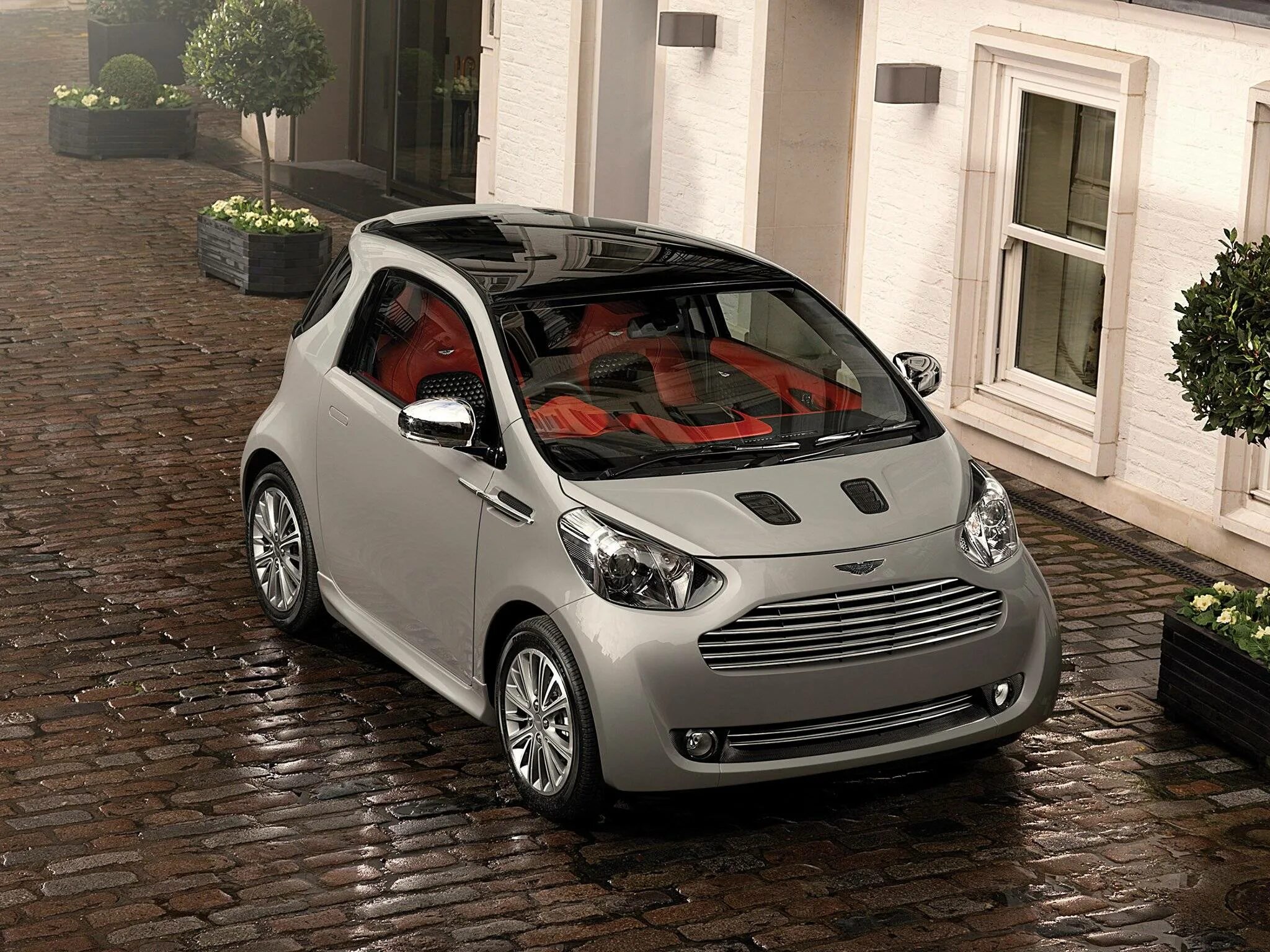 Новые машины малолитражки цены. Toyota IQ Aston Martin Cygnet. Aston Martin Cygnet 2011. Aston Martin Cygnet 2020.