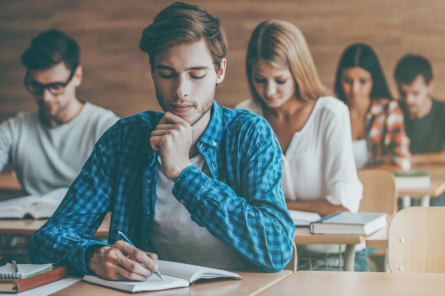 Examination student. Студент за партой. Ученик студент. Студент за учебой. Студент на экзамене.