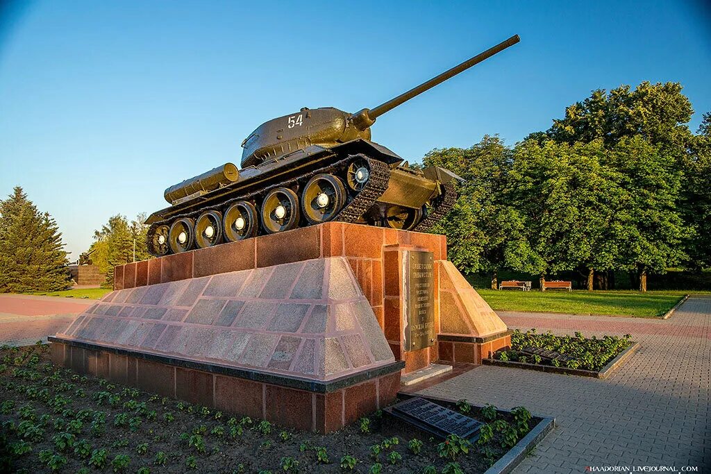 В каком городе установлен памятник танковому. Мемориальный комплекс Курская дуга Курск. Курская дуга мемориальный комплекс Прохоровка. Мемориальный комплекс героям Курской битвы. Мемориал "Курская дуга" танк т-34.