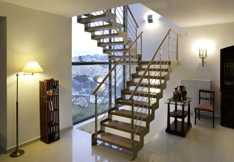 Лестница металлическая на второй цена. Металлическая лестница. Лестница в частном доме. Металлические лестницы в частном доме. Железная лестница.