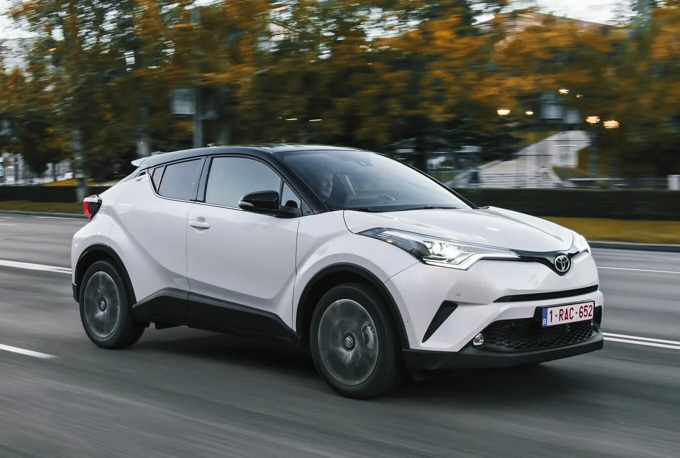 Кроссовер тойота цена. Тойота кроссовер c-HR. Toyota паркетник Chr. Новый кроссовер Тойота Chr. Тойота c-HR 2017.