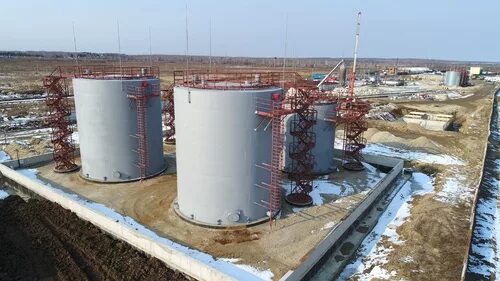Станция стройка нефтебаза. Монтаж резервуаров. Резервуарный парк сша. Резервуарный парк для хранения нефти и нефтепродуктов. Нефтеналивной терминал сша.