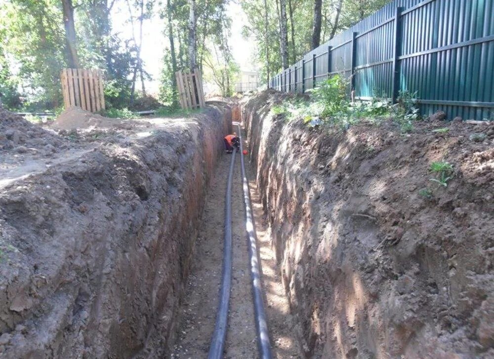 Застойные участки водопровода. Труба пнд 32 для скважины. Наружная канализация в частном доме. Траншея для трубы 200 мм. Траншея для теплотрассы.