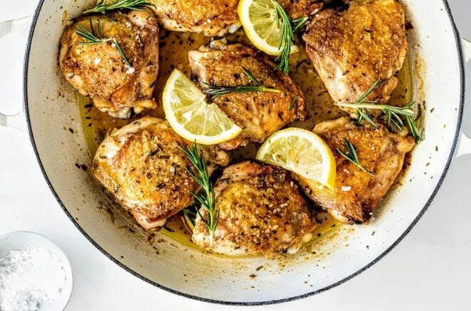 Курица кусками в духовке. Куриные бёдрышки в сметанном соусе. Куриные бедра в духовке с хрустящей корочкой. Бедрышки с розмарином. Вкусные куриные бедрышки.