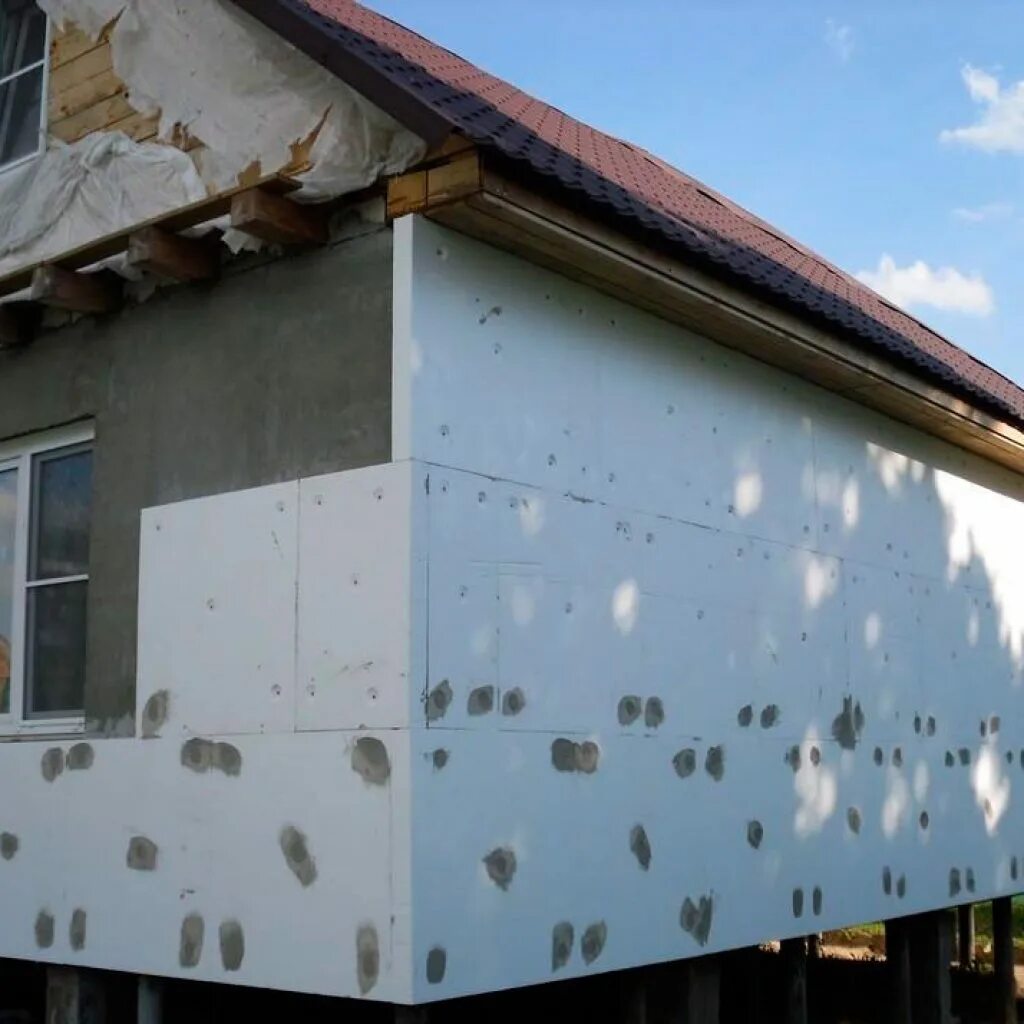 Утепление дома пенопластом снаружи. Утепление дома пенопластом. Утепление фасада пенопластом. Утеплить фасад пенопластом. Теплоизоляция для стен снаружи кирпичного дома.