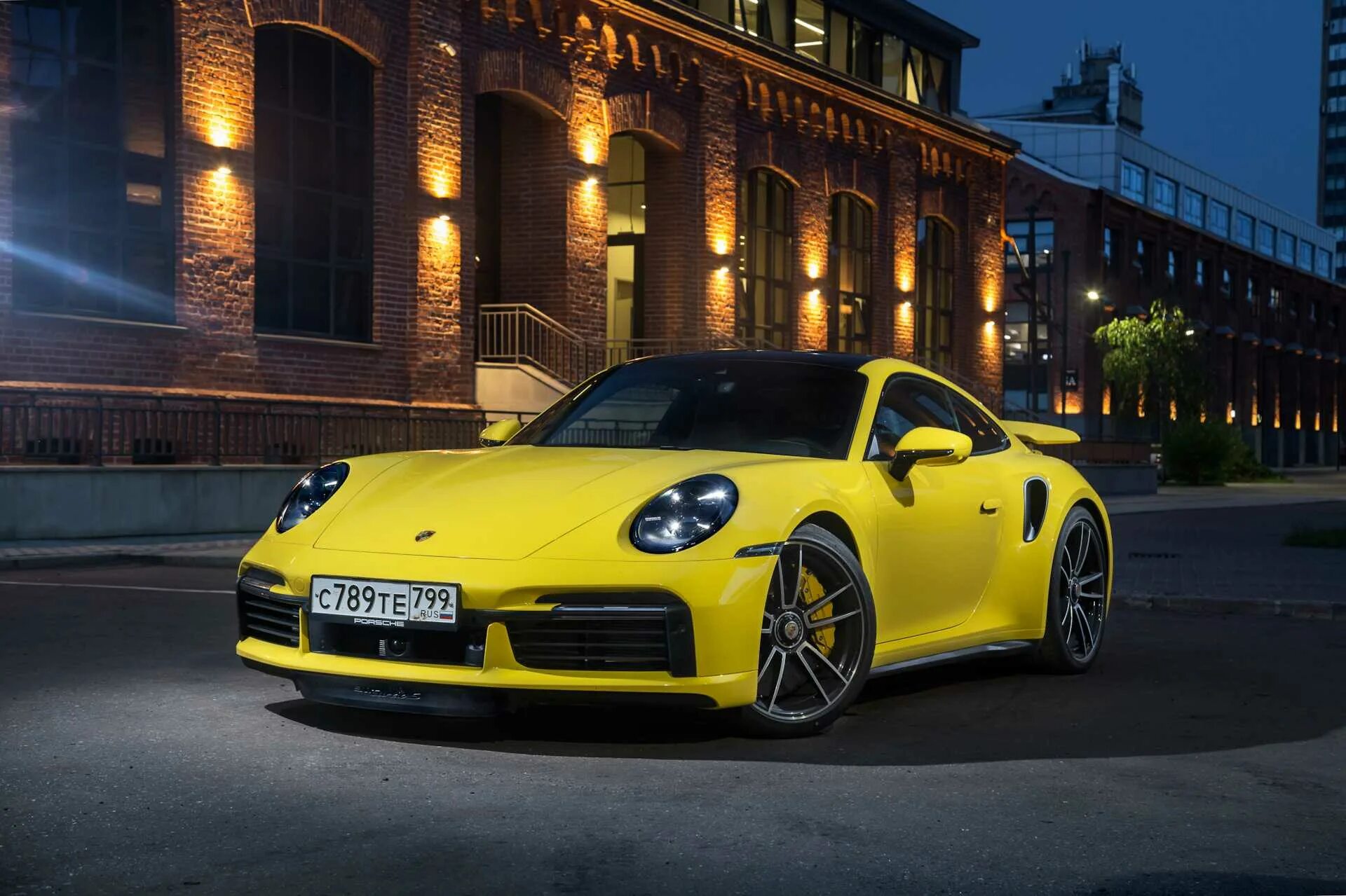 Porsche город. Порше панамера 911. Порше панамера гембала. Электрический porsche taycan. Порше панамера 911.