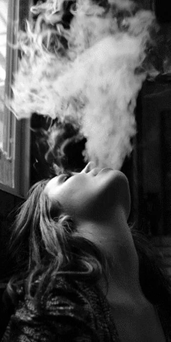 Песня не потушит боль сигаретный дым. Девушка с сигаретой. Девушка в дыму. Девушка с кальяном. Красивая девушка в дыму.