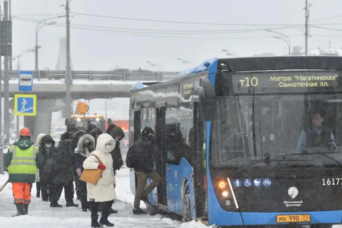 Подмосковные автобусы. Эксплуатация общественного транспорта в условиях зимы. Дорожает проезд в троллейбусах. Электрички с января.