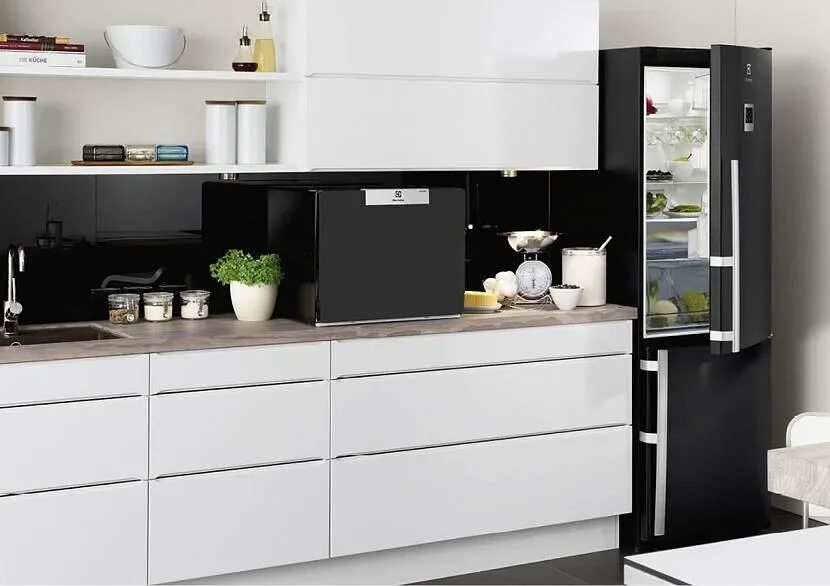 Кухня с черным холодильником. Кухня с черной техникой. Белый холодильник в интерьере. Черный холодильник в интерьере кухни.