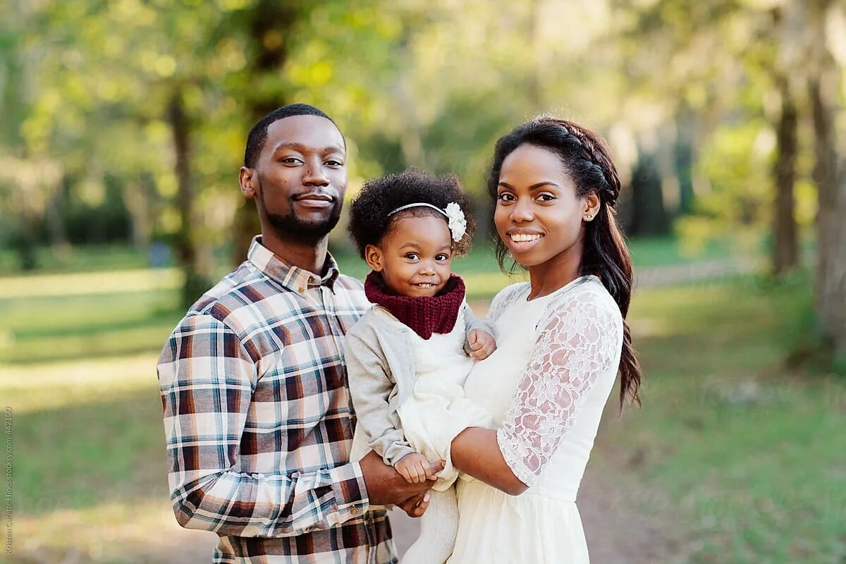 Афроамериканская семья. Семья афроамериканцев. Чернокожая семья. Американская семья.