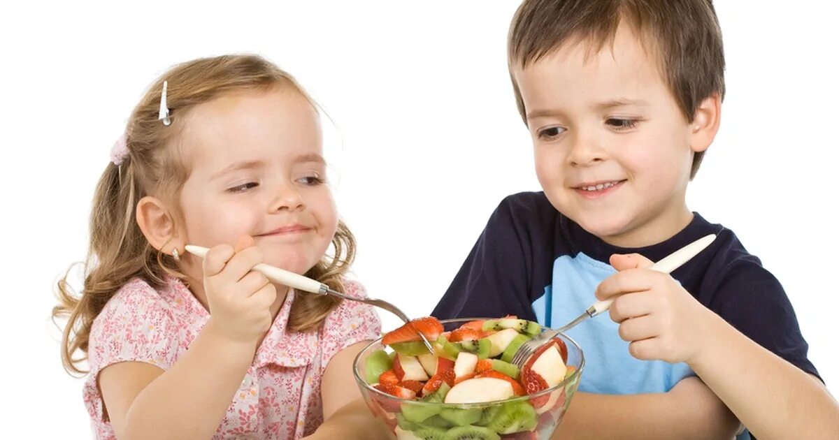 Еда для детей. Питание детей. Прием пищи для детей. Ребенок кушает.