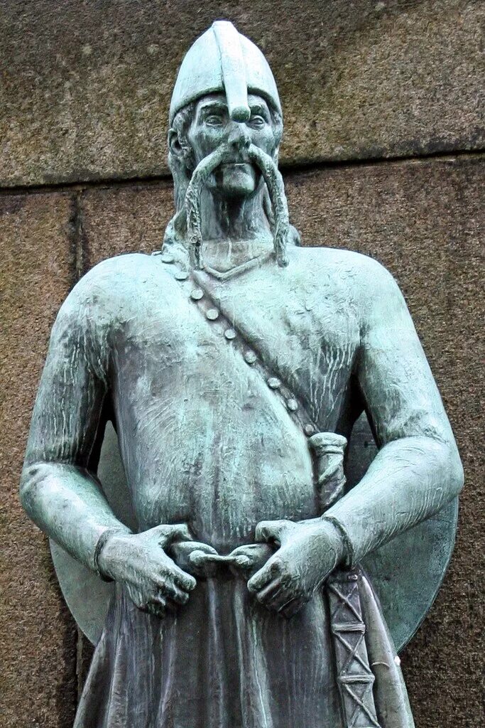 Вождь король в скандинавских странах. Харальд Прекрасноволосый статуя. Викинг Прекрасноволосый Харальд памятники. Памятник Харальда прекрасноволосого. Памятники викингам в Норвегии.