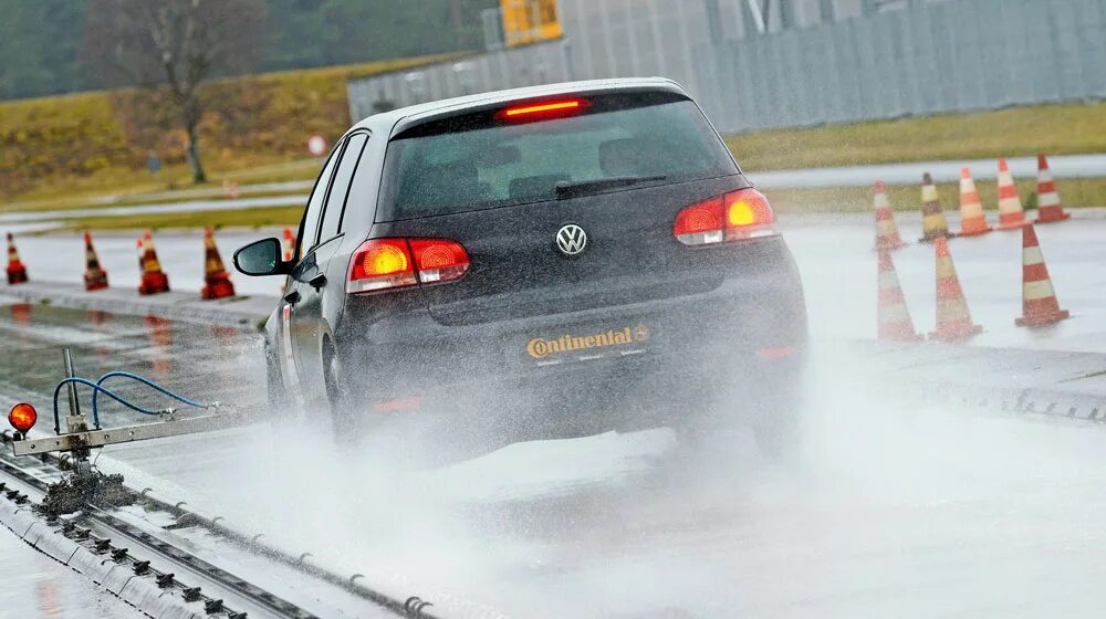 Испытание авто на полигоне. Торможение автомобиля. Испытательный полигон для автомобилей. Дорожные испытания мерседеса. Дорожные испытания автомобиля.