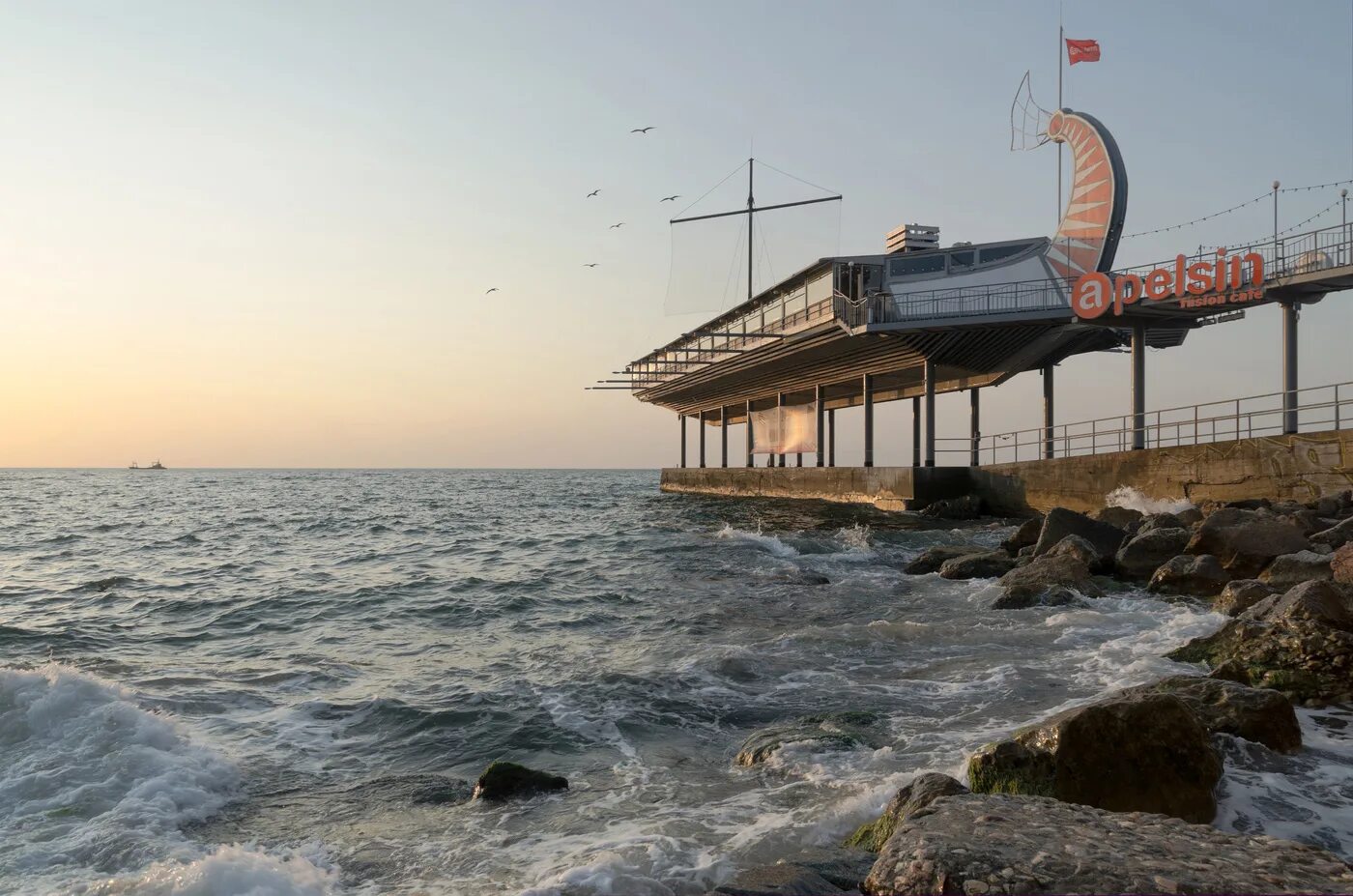 Кафе апельсин корабль ялта. Ялта кафе апельсин на набережной. Апельсин ялта массандровский. Ялта кафе апельсин на набережной. Ялта кафе апельсин на набережной.