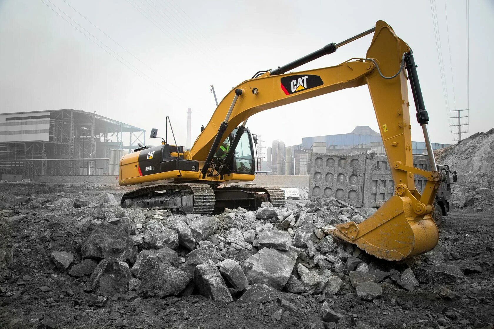 Дом экскаватор. Caterpillar 330d2l. экскаватор катерпиллер 330 на стройке. cat 330d2l с гидромолотом. экскаватор для разрушения зданий.