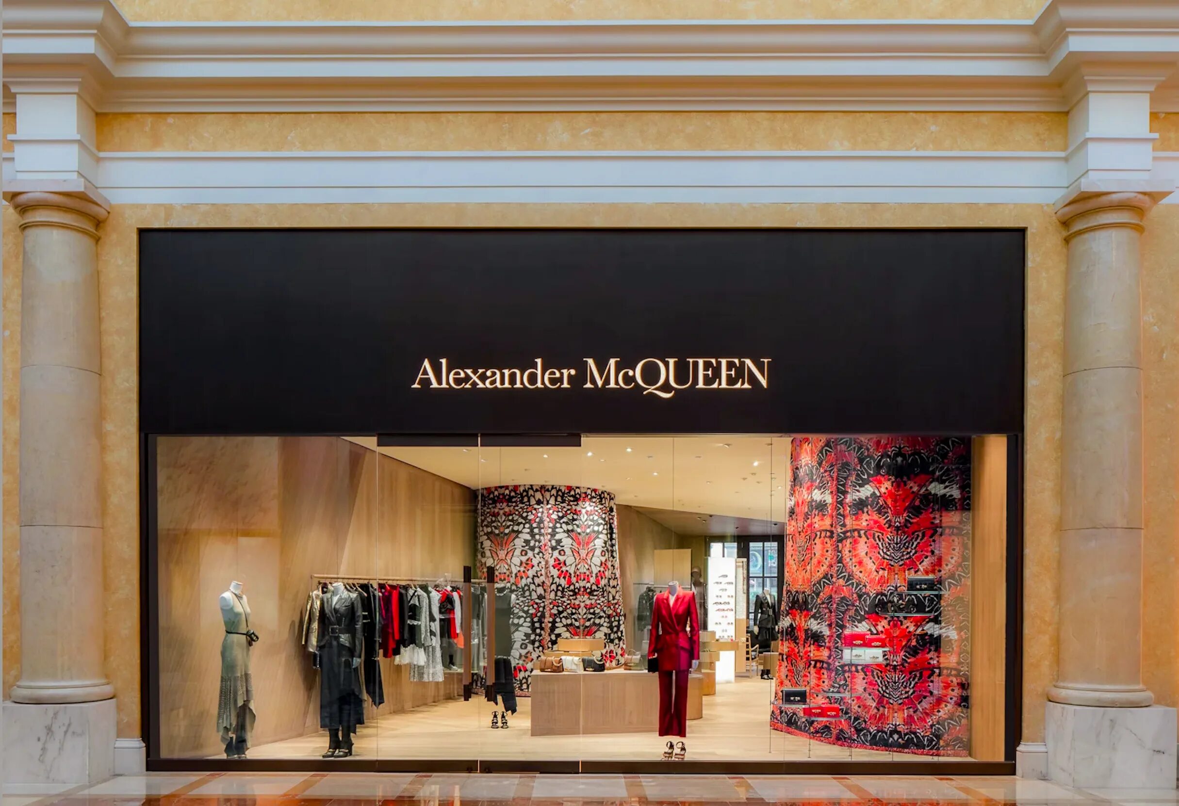 Alexander MCQUEEN бутик. Alexander MCQUEEN бутик в Москве. Флагманский магазин Alexander MCQUEEN London. Бутики в дубае