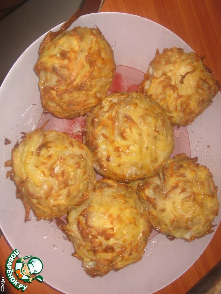 Гнезда из фарша. Гнёзда из фарша с грибами и сыром в духовке. Мясные гнезда с помидорами и сыром. Ватрушки из фарша. Гнезда из фарша с яйцом.