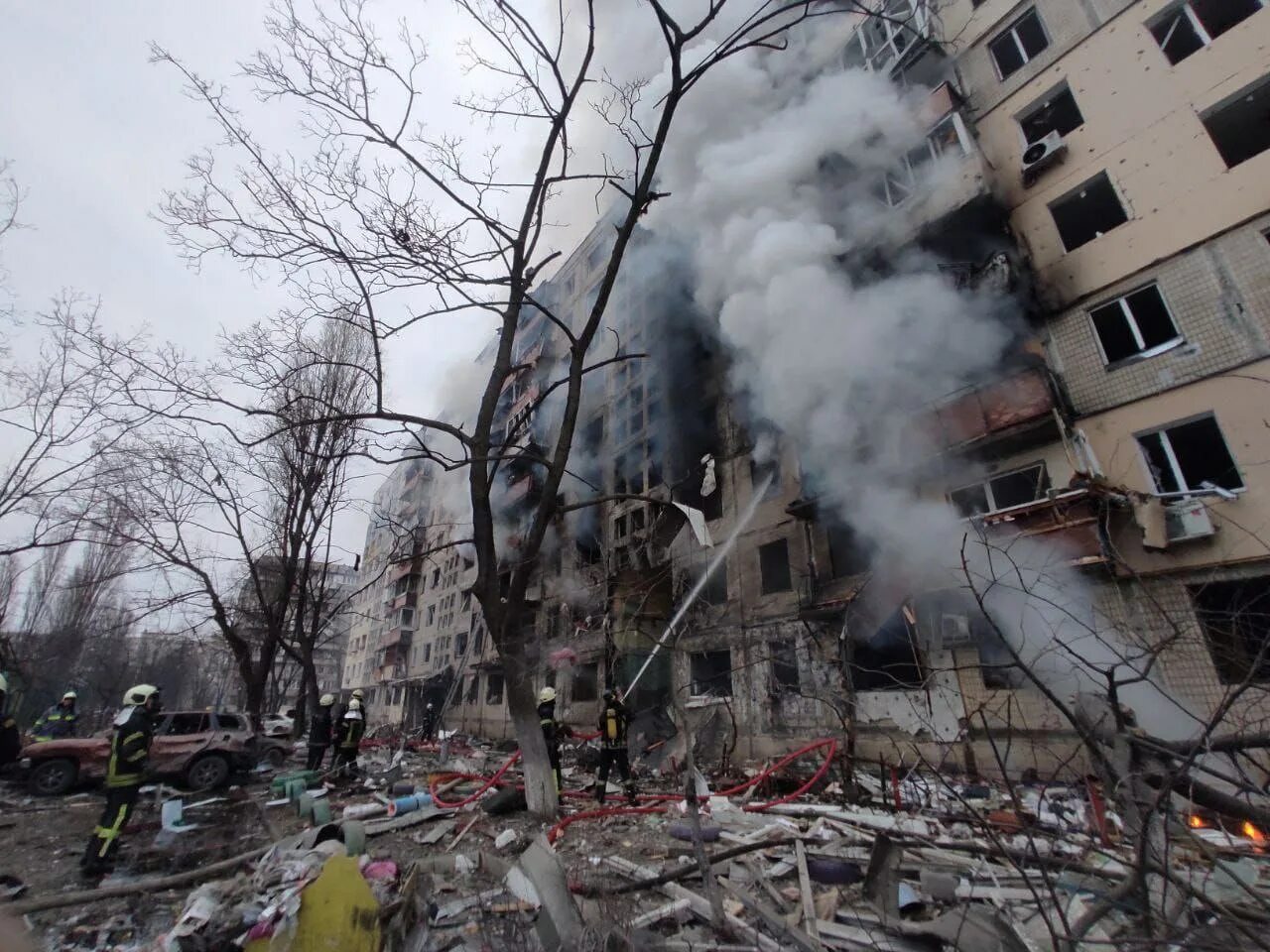 Сбу в киеве разбомбили. Разрушения жилых домов в Мариуполе. Обстрел жилых домов в Киеве. Донецк разрушения. Пожар в жилом доме.