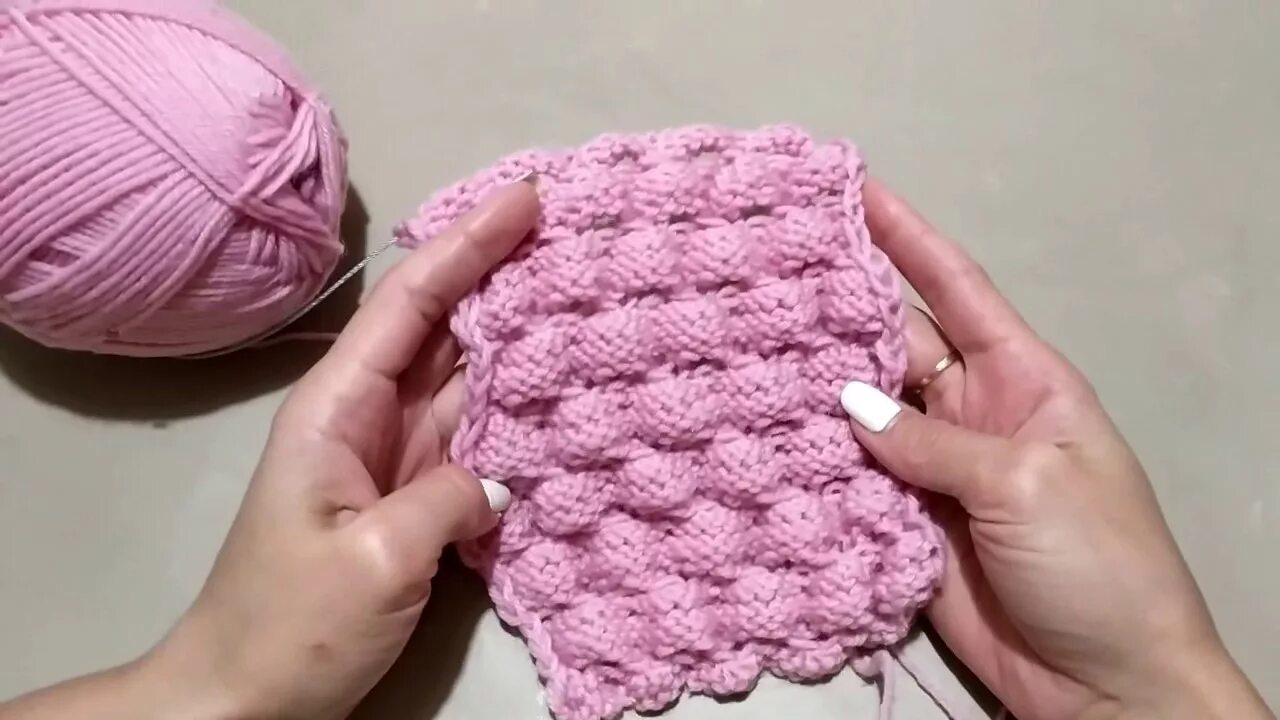 Узор шишечки крючком. Цветные шишечки спицами. Узор шишечки спицами видео. Выпуклые узоры шишечки спицами. Молодая сосновая шишка.