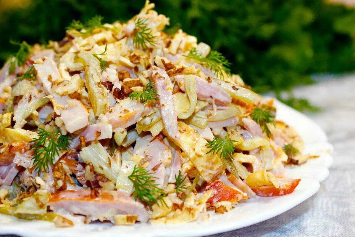 Салат с копченой курицей. САСАЛАТ С капченай курицай. Салат из копченой курицы. Селеты скопченой курицей