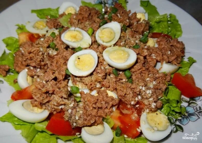 Салат с тунцом и перепелиными яйцами. Салат с тунцом и перепелиными яйцами и помидорами черри. тунец с перепелиными яйцами. салат с тунцом и перепелиными яйцами и помидорами.