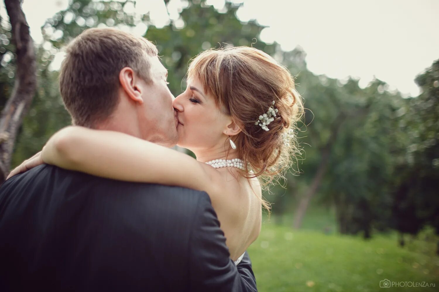 Поцелуй невесту читать. Свадебный поцелуй. Поцелуй невесты. Свадебный поцелуй фото. Красивое фото свадебного поцелуя.