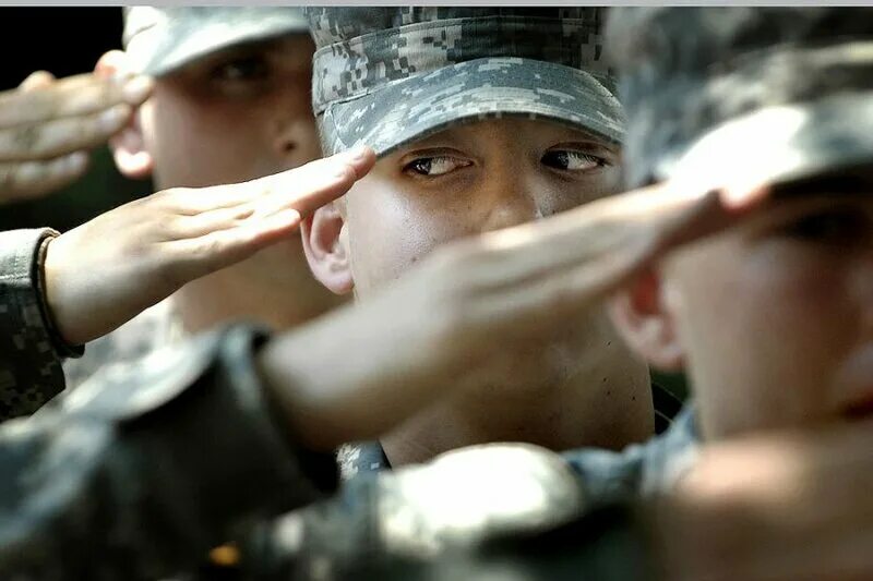 Почему прикладывают руку к голове. Военный отдает честь. Солдат отдает честь. Военный с рукой у головы. Рука военного.