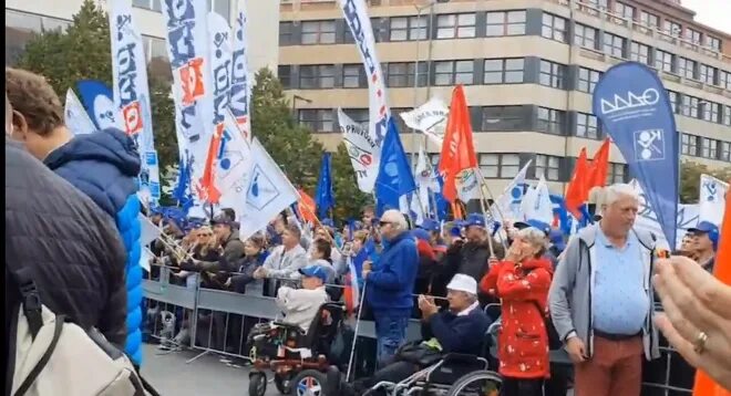 Самый массовый митинг. Митинг в Праге. В Праге начался митинг профсоюзов. Массовые митинги в Европе 2023. Профсоюзы митинги