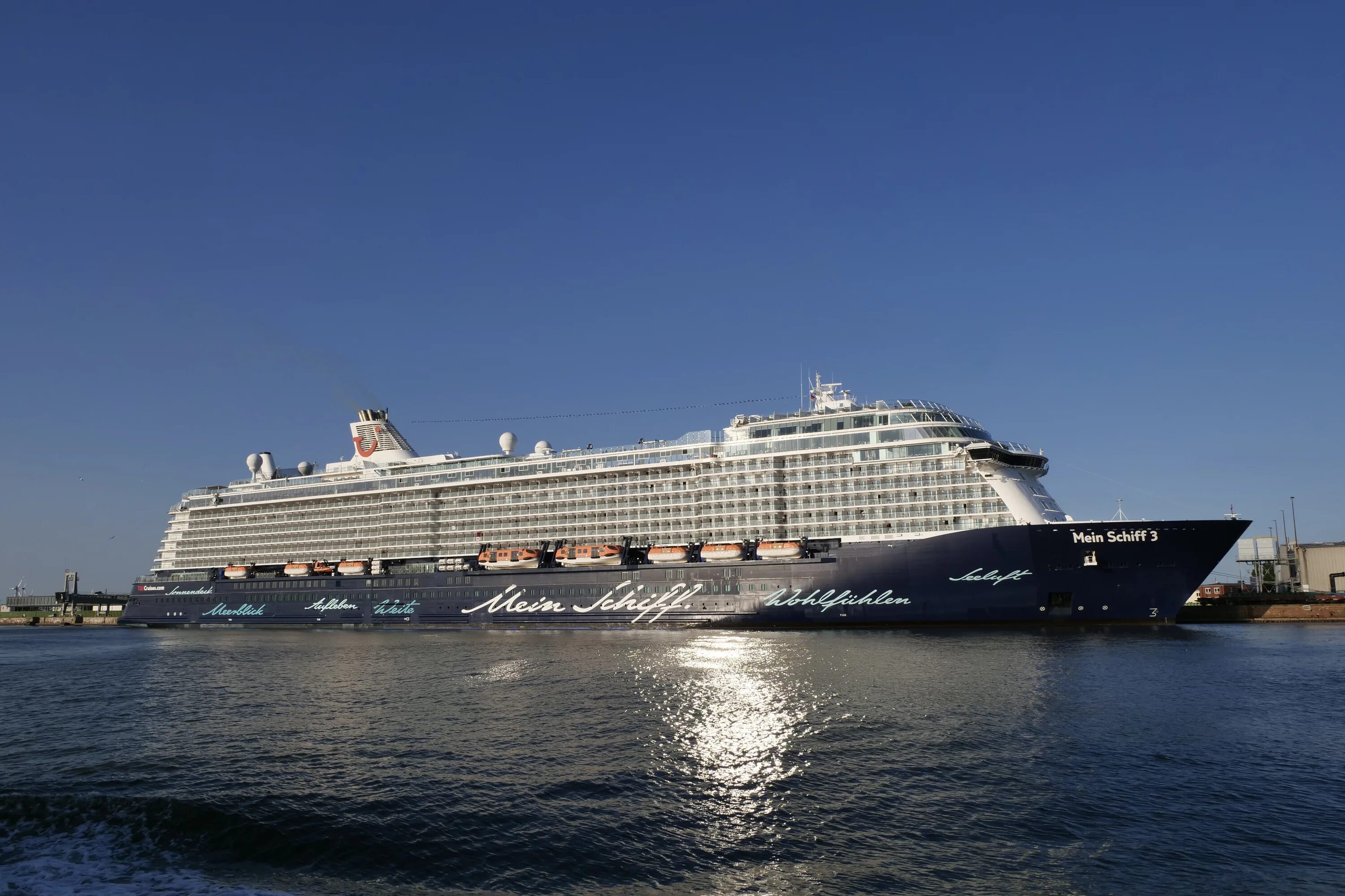 Самы1 большой корабль в мире. Лайнер msc musica. И большие корабли песня. Девушка на пароходе. Royal caribbean корабли.