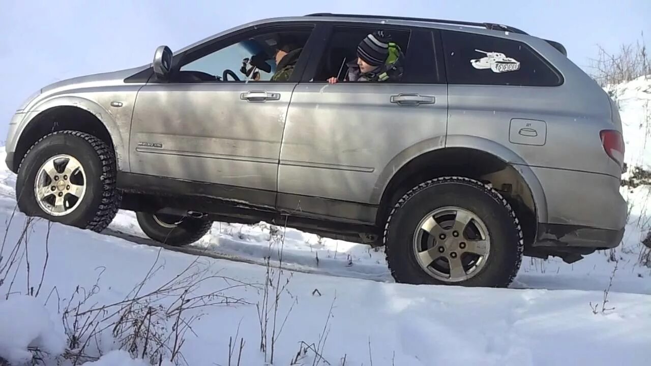 Проблемы кайрона. Санг Йонг Кайрон офф роуд. SSANGYONG Kyron серебристый. SSANGYONG Kyron лифтованный. SSANGYONG Kyron на бездорожье.