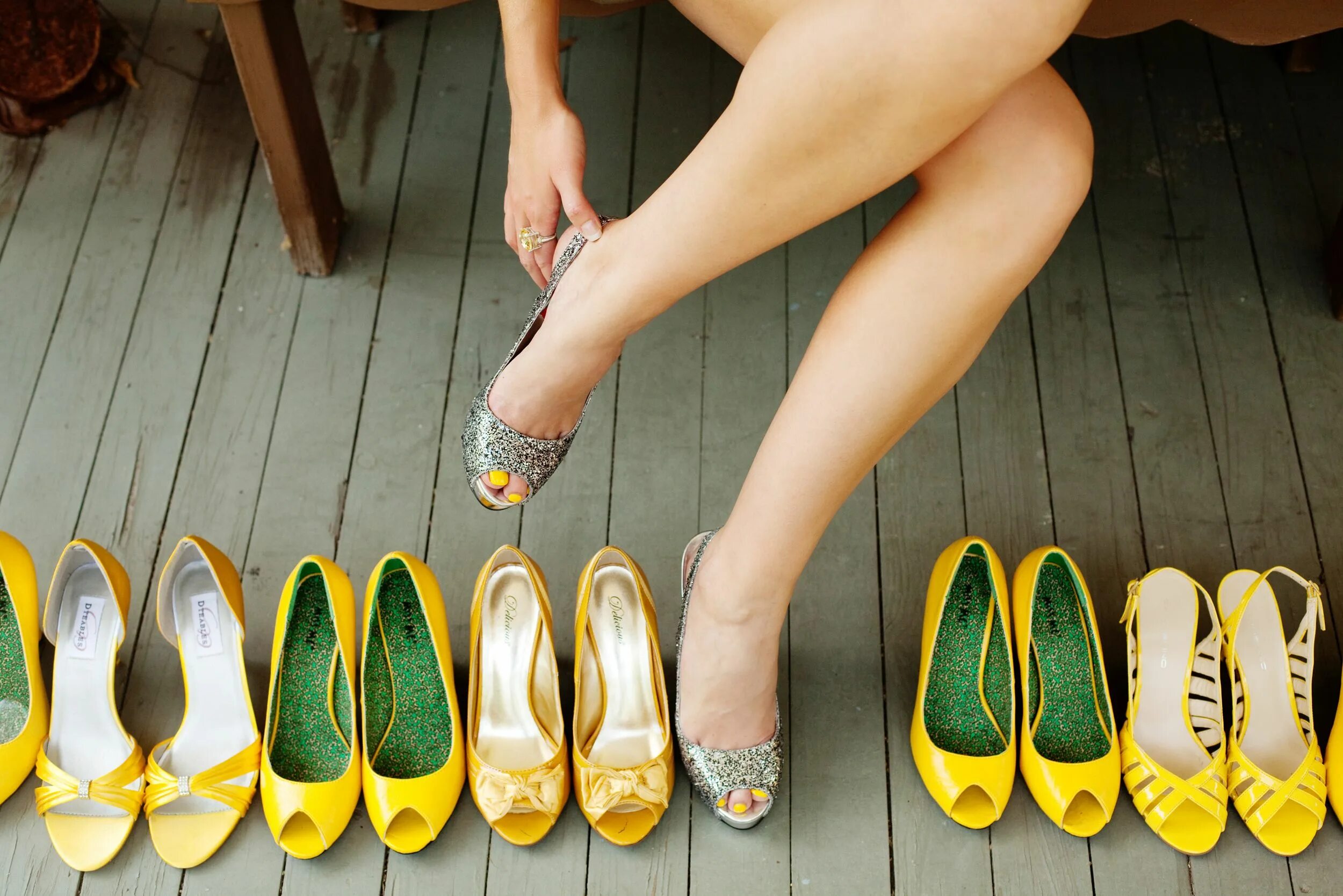 Женская обувь желтого цвета. Чистая обувь. Пляжная желтая обувь сочетание. Women Shoes.