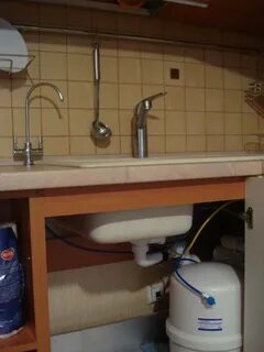 Воду на кухне под раковиной