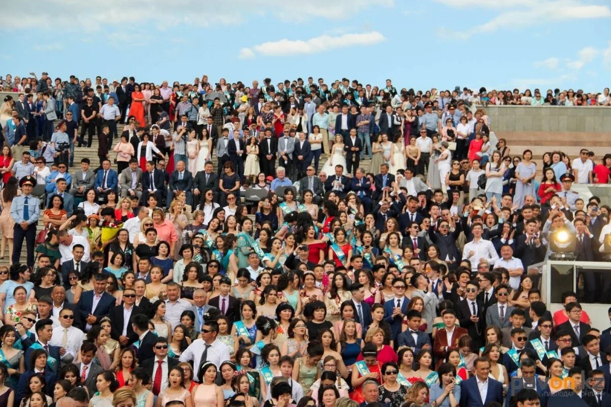 Миллион сейчас. Павлодар население. Много людей. Население Казахстана. Казахстан толпа.